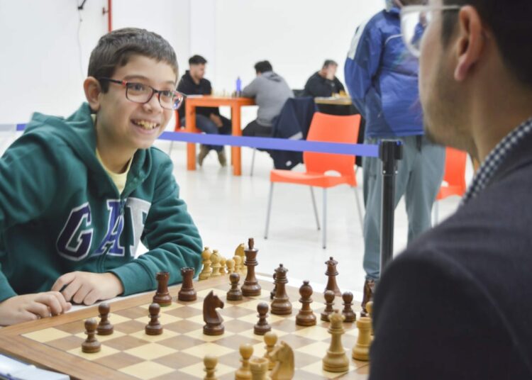Faustino Oro, el ajedrecista argentino de 9 años que superó el récord de Bobby Fischer