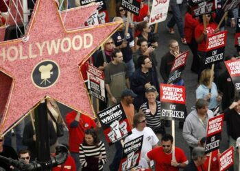 Guionistas en huelga y productores de Hollywood se reúnen este jueves