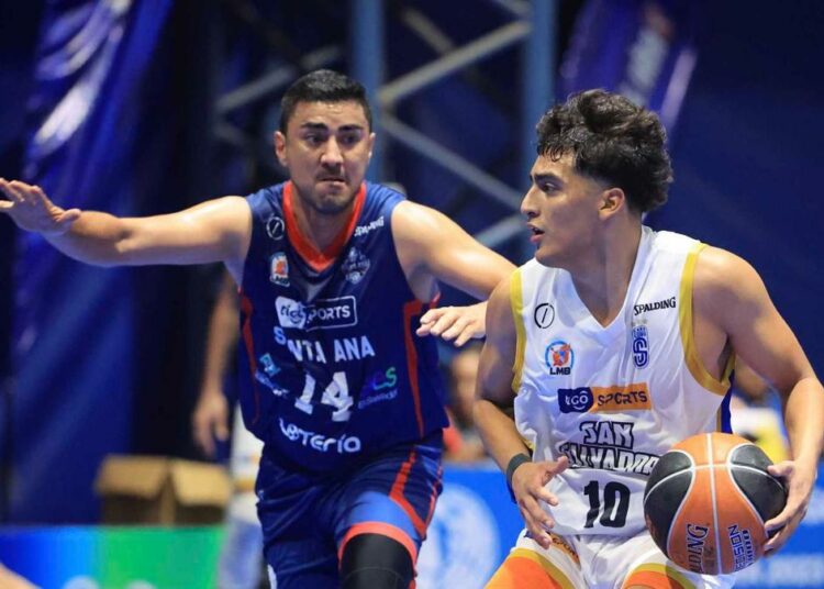 San Salvador gana en casa y toma el primer lugar