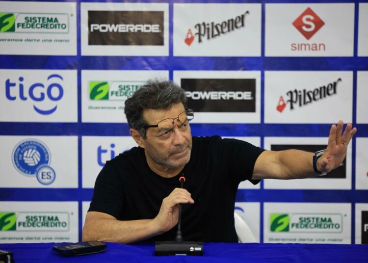 Hugo Pérez explota contra el presentador Karsten Rivas en conferencia de prensa tras la derrota ante Trunidad y Tobago