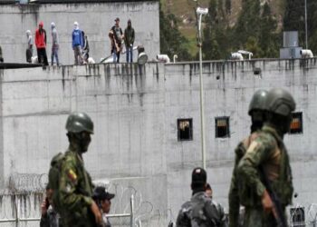 Presos de seis penitenciarías mantienen secuestrados a 57 guardias y policías en Ecuador