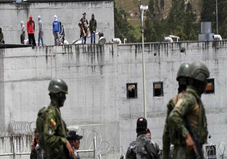 Presos de seis penitenciarías mantienen secuestrados a 57 guardias y policías en Ecuador