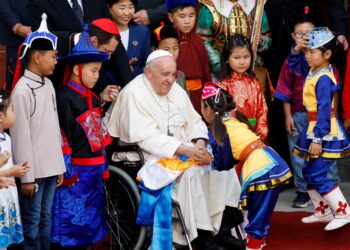 Francisco llega a Mongolia en primera visita papal al país