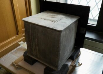 (VIDEO) Encuentran objetos en una cápsula del tiempo de 200 años de antigüedad que parecía vacía