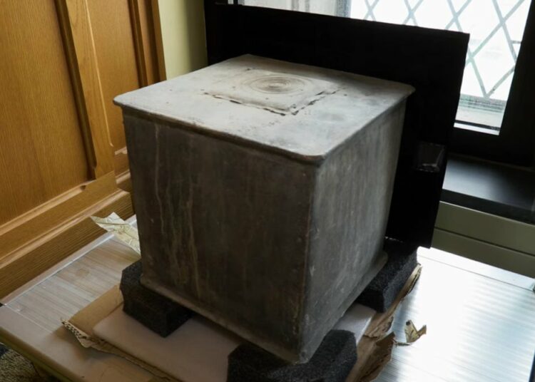 (VIDEO) Encuentran objetos en una cápsula del tiempo de 200 años de antigüedad que parecía vacía