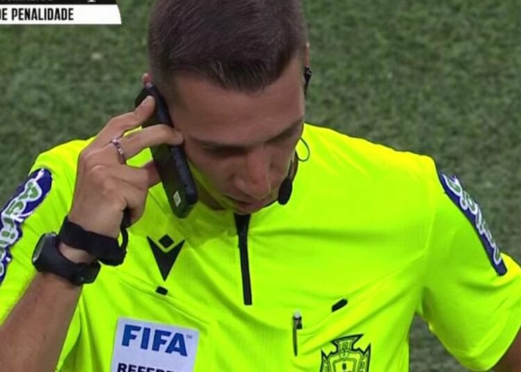 Portugal: El árbitro cobró penal, el VAR lo invitó a revisar la acción, pero falló el monitor y lo anuló por celular