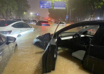 (VIDEOS) Lluvias provocan inundaciones récord en Hong Kong
