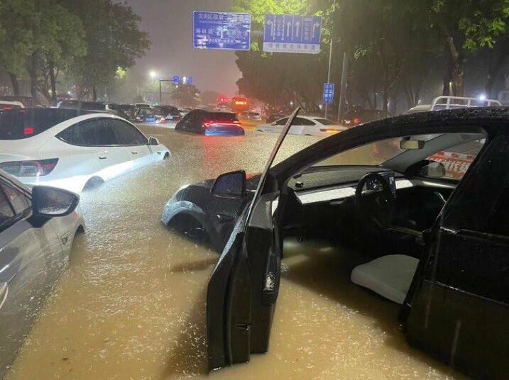 (VIDEOS) Lluvias provocan inundaciones récord en Hong Kong