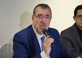 El presidente electo de Guatemala Bernardo Arévalo se retira de la transición de poder y exige la renuncia de Porras y Curruchiche