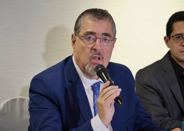 El presidente electo de Guatemala Bernardo Arévalo se retira de la transición de poder y exige la renuncia de Porras y Curruchiche