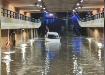 (VIDEOS) Fuertes lluvias en Madrid provocan inundaciones, caos vehicular e interrupciones en el metro