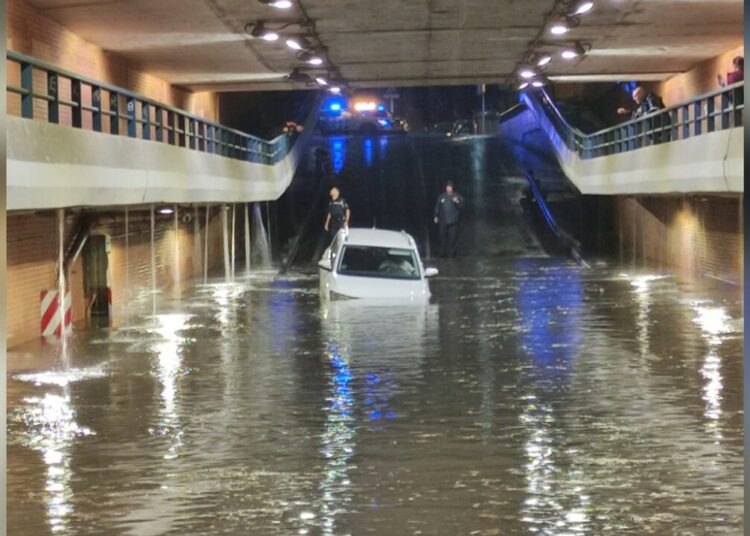(VIDEOS) Fuertes lluvias en Madrid provocan inundaciones, caos vehicular e interrupciones en el metro