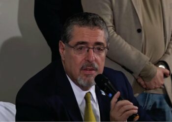 Bernardo Arévalo llama a los guatemaltecos a protestar para defender la democracia