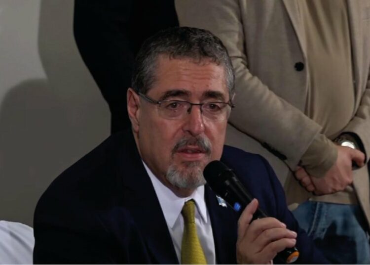 Bernardo Arévalo llama a los guatemaltecos a protestar para defender la democracia