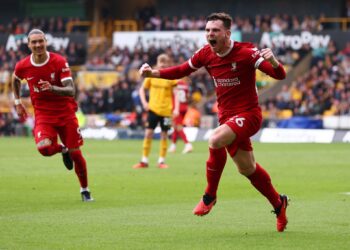 El Liverpool sofoca la ‘rebelión de los lobos’