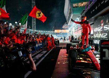 Carlos Sainz ganó el Gran Premio de Singapur con su Ferrari y cortó la racha ganadora de Max Verstappen