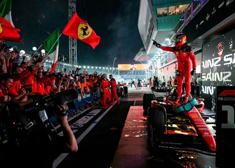 Carlos Sainz ganó el Gran Premio de Singapur con su Ferrari y cortó la racha ganadora de Max Verstappen