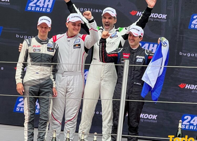 Histórico: El piloto salvadoreño Rolando Saca obtiene el segundo lugar en las 24 Horas de Barcelona