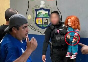 Detienen y esposan a un muñeco de ‘Chucky’ por alterar el orden público en México