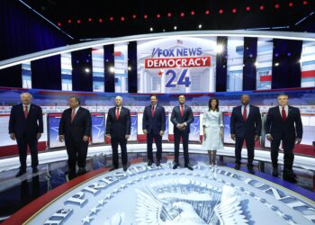 Rivales lanzan dardos a Trump por evadir debate republicano