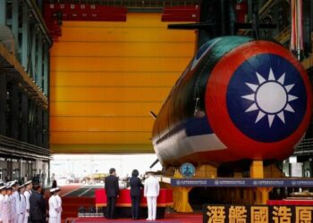 Taiwán presenta primer submarino en plena tensión con Pekín