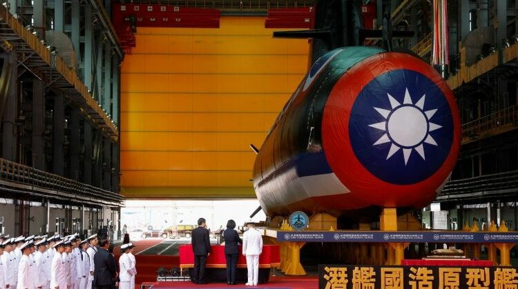 Taiwán presenta primer submarino en plena tensión con Pekín
