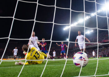 Autogol de Sergio Ramos para el 1-0 de Barcelona vs. Sevilla