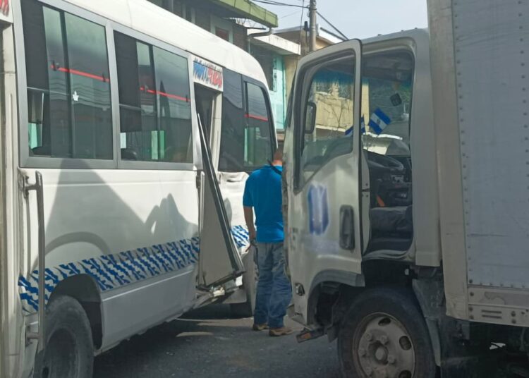Accidente entre un microbús y camión deja seis lesionados