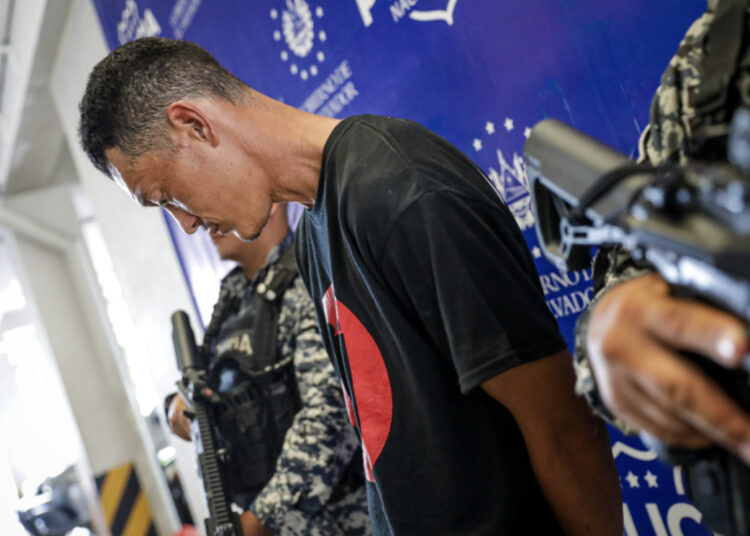 PNC captura a sujeto captado en video hurtando partes de vehículos