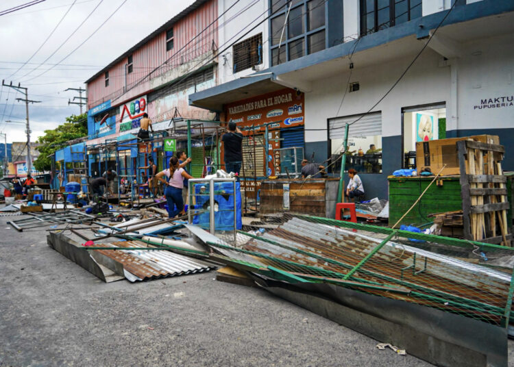 Un centenar de vendedores desalojaron los alrededores de la Biblioteca Nacional, en el Centro Histórico de San Salvador