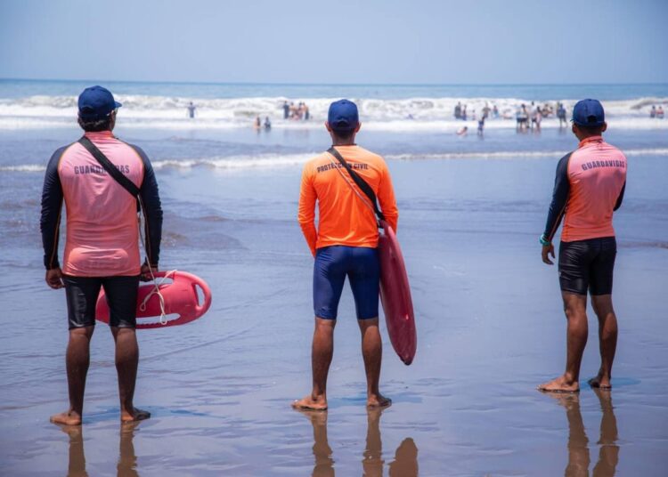 Unidad de Guardavidas coloca banderines en playas para alertar de riesgos en el mar