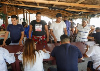 Pescadores de Usulután reciben insumos y paquetes de alimentos
