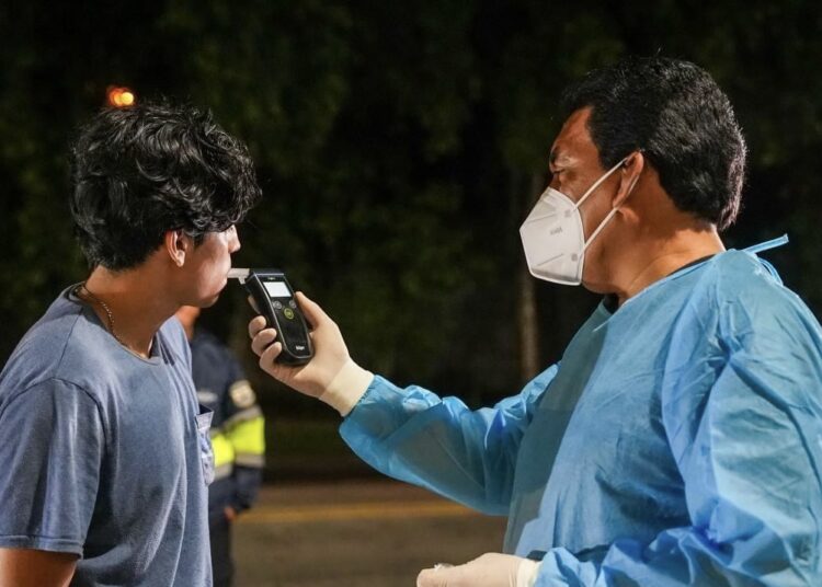 Autoridades instalan controles antidopaje para sacar de circulación a conductores peligrosos