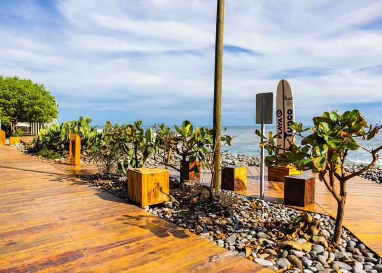 Gobierno recibe malecón ecológico en playa El Tunco
