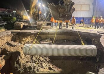 Autoridades trabajan en reparar la cárcava cerca del mercado La Tiendona