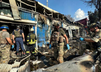(IMÁGENES FUERTES) Al menos 16 muertos en un ataque ruso en un mercado del este de Ucrania