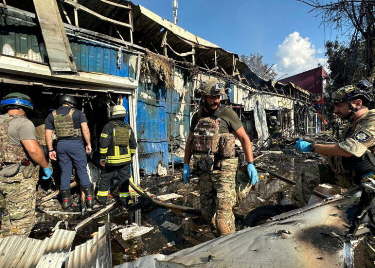 (IMÁGENES FUERTES) Al menos 16 muertos en un ataque ruso en un mercado del este de Ucrania