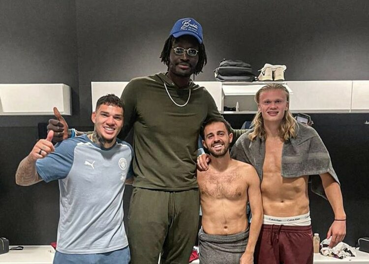 La imagen de Haaland junto a una ex promesa de la NBA en la que parece pequeño