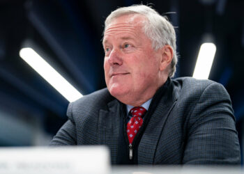 Exjefe de gabinete de Trump se declara inocente de cargos por interferencia electoral en Georgia