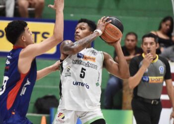 Brujos de Izalco hace magia en la casa de Metapán