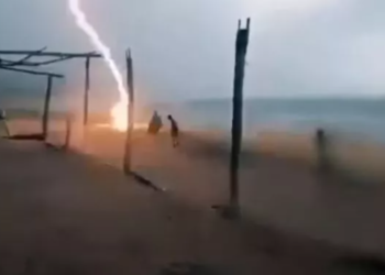 (IMÁMENES FUERTES) Rayo mata a dos personas en playa de Michoacán