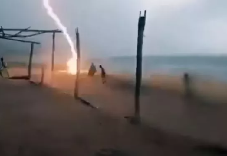 (IMÁMENES FUERTES) Rayo mata a dos personas en playa de Michoacán