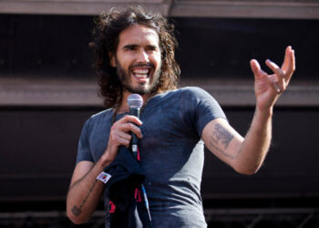 Russell Brand habría expuesto sus genitales a una mujer cuando trabajaba para la BBC