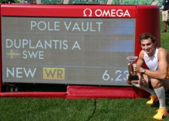 (VIDEO) El sueco Armand Duplantis superó los 6.23 metros y quebró su propio récord mundial de salto con pértiga por séptima vez