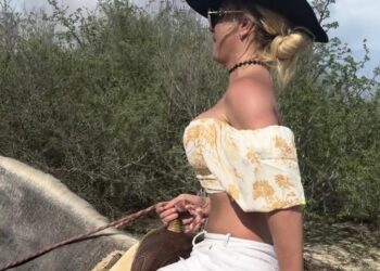 Britney Spears cabalgó en topless en el desierto mexicano