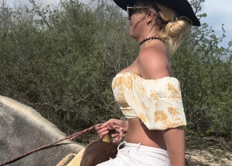 Britney Spears cabalgó en topless en el desierto mexicano