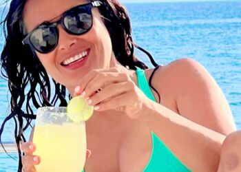 Salma Hayek paraliza la red al presumir el bikini más trendy de la temporada