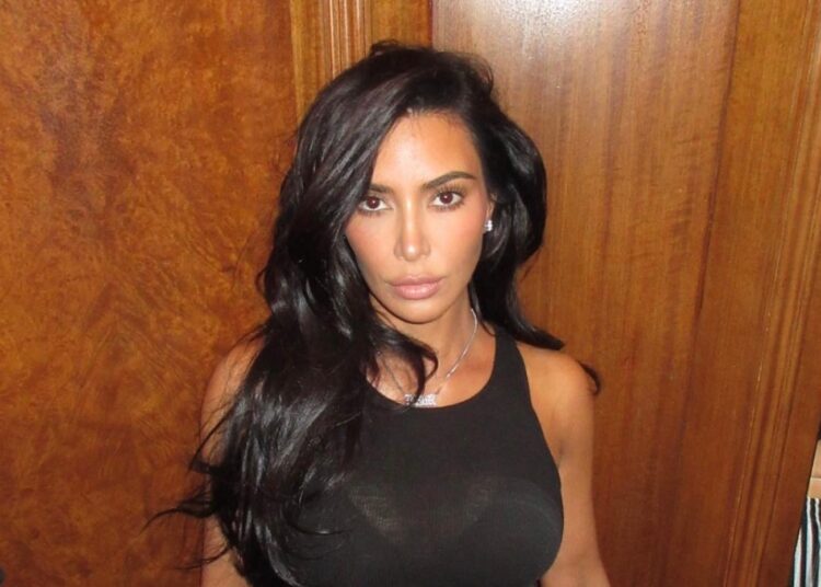Kim Kardashian luce irreconocible con el cabello corto