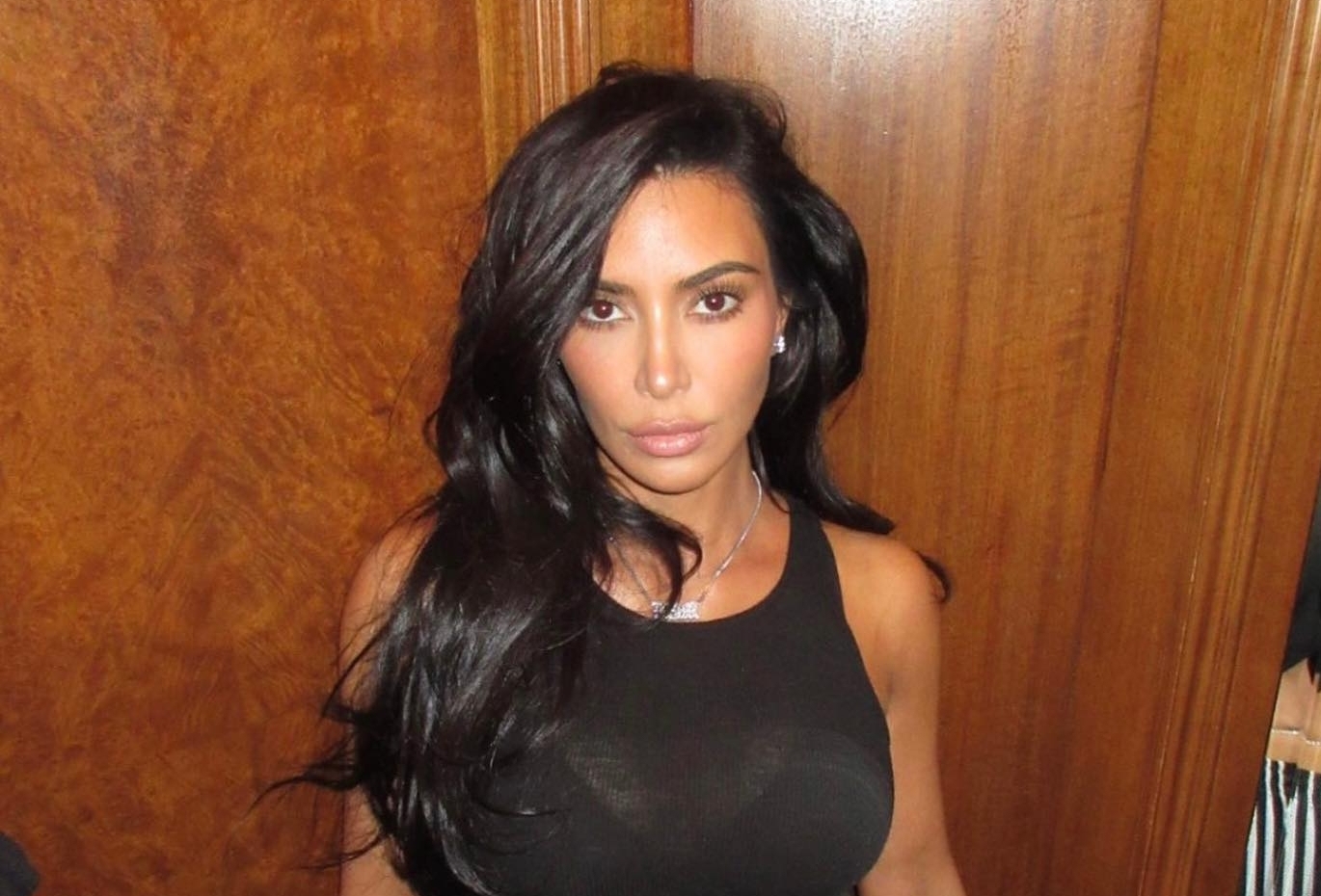 Kim Kardashian luce irreconocible con cabello corto