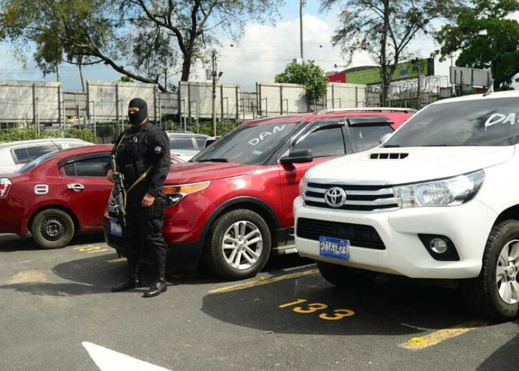 Registran 400 vehículos decomisados de las pandillas que ahora son utilizados por la PNC